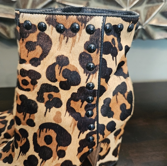 Coach All leather leopard print chunky heel bootie.size 6.5 - Picture 2 of 9